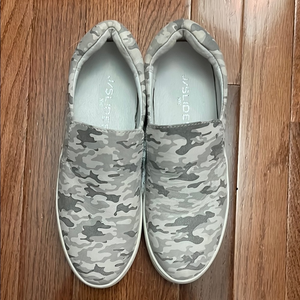 J/SLIDES Gray Sneakers with Camouflage Design